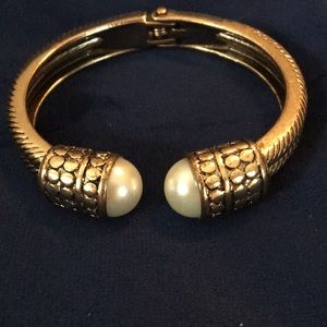 Pearl hinged bracelet